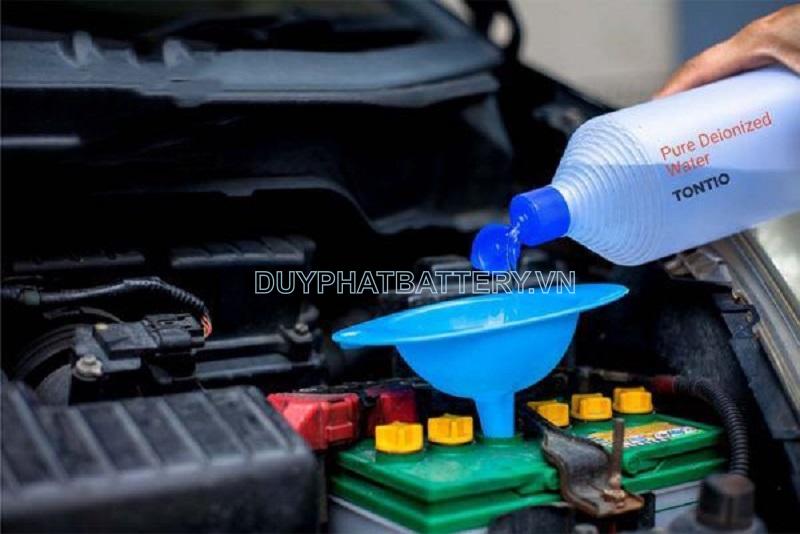 Kiểm tra ắc quy ô tô bằng mắt thường