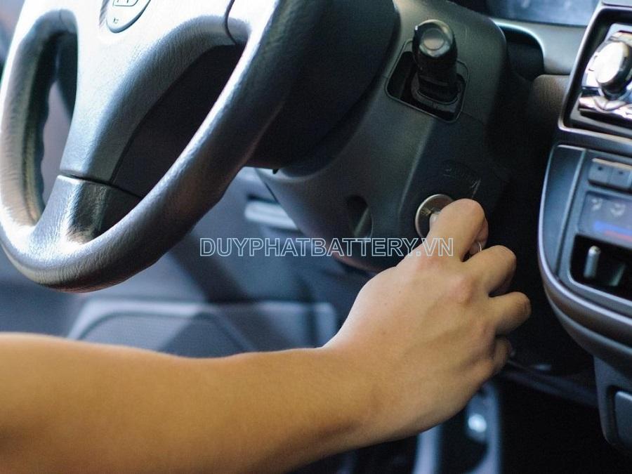 Kiểm tra ắc quy ô tô bằng khởi động máy