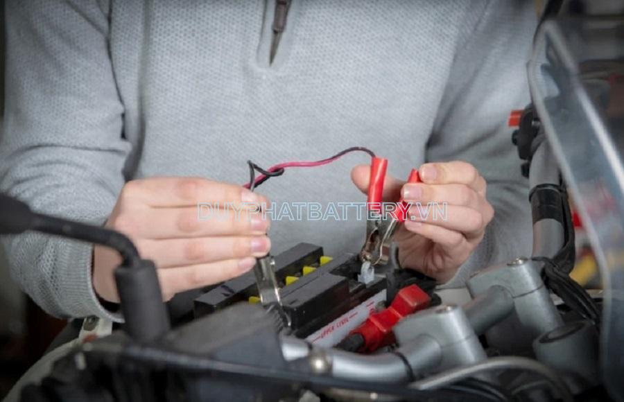 Kiểm tra ắc quy bằng đèn đo mạch