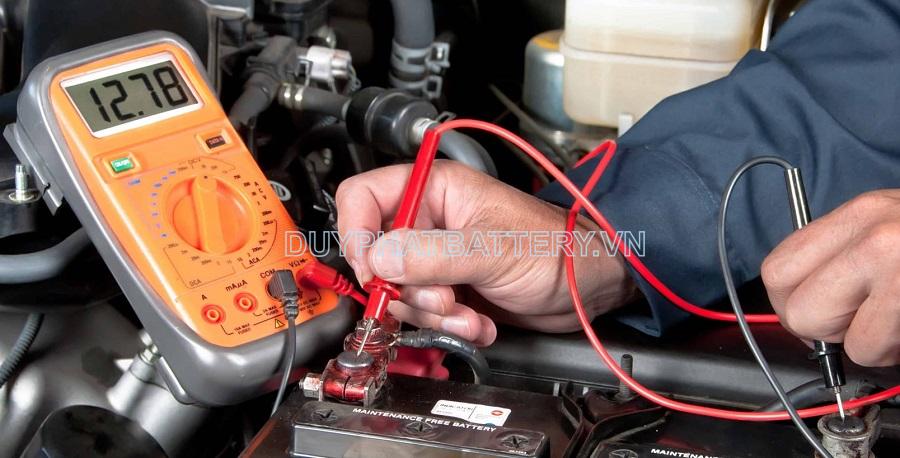 Kiểm tra ắc quy bằng đồng hồ điện tử