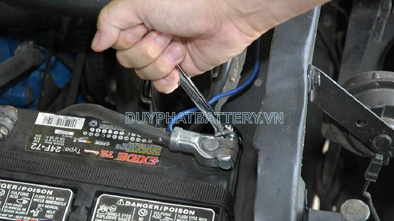 Lắp bình ắc quy mới vào